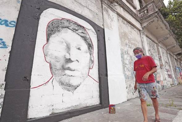 Un mural con el rostro de Victoriano Lorenzo cerca de la Asamblea Nacional realizado por el artista Ologuagdi.