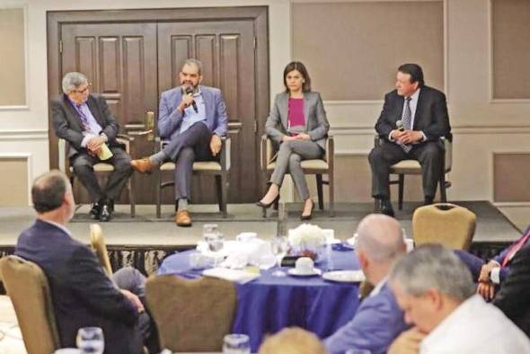 Panel con Juan Sosa, presidente del US Panamá Business Council; Ana Margarita Reyes, subadministradora de la AMP, y Jack Miller, presidente de Stress Engineering Services Inc.