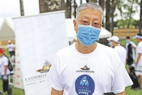 Wei Qiang, embajador de China en Panamá, durante la jornada de limpieza de playa en Costa del Este.