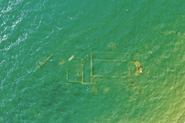 Ruinas de la basílica sumergida en el lago.