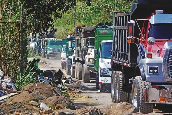 Camiones de recolección de basura llegan al relleno a cielo abierto de Cerro Patacón.