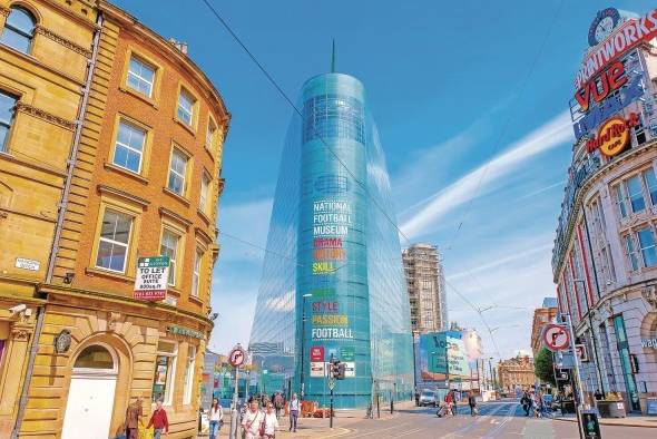 National Football Museum, ubicado en el centro de Manchester, Inglaterra, es un moderno y extenso museo considerado y promocionado como “el hogar del fútbol inglés”.