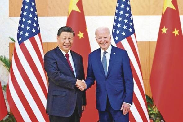 El presidente de la República Popular China, Xi Jinping (izquierda), y su homólogo de Estados Unidos, Joe Biden (derecha), estrechan sus manos, tras la reunión.