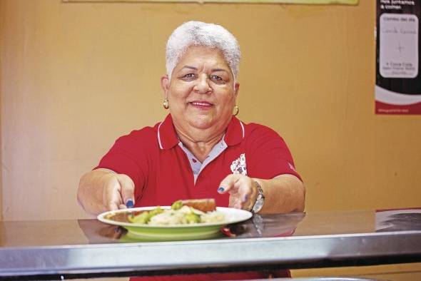 Julia Margarita Sandoval, una microempresaria que desde hace 40 años se dedica a la venta de comida típica panameña