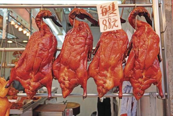 Por muchos años hemos visto los patos asados colgando en las vitrinas de los restaurantes tradicionales. Pida uno, para variar el sabor. No se arrepentirá. Si decide mantenerse con el pollo, entonces pida uno pero no asado, sino blanqueado y con salsa de jengibre.