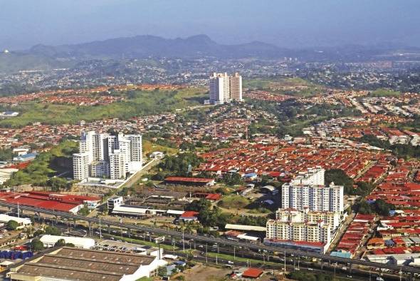 La ciudad de Panamá ha crecido de forma desregulada durante todo el siglo XX y lo que va del XXI. Fénomeno que ha resultado en una ciudad que muestra su disfuncionalidad en una red vial que dificulta la movilidad, una alta dispersión urbana, la falta de dotación de espacio público y acceso a servicios, empleos y entretenimiento. Aquí una vista del sector de El Crisol, San Miguelito.