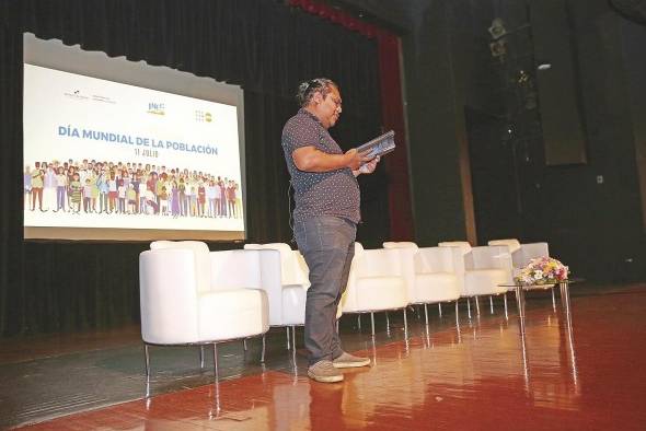 El poeta indígena Maninaindi Roldán durante el evento 'Las dinámicas demográficas y las políticas públicas: Qué nos dicen los resultados de los Censos'