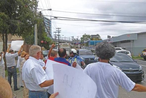 Protesta por exceso de ruido, contaminación y paso de camiones pesados dentro de la barriada (2016).