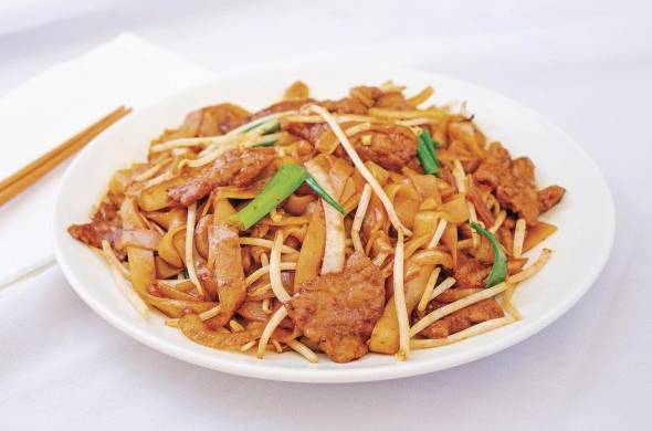 En lugar del popular chow mein, preparado con fideos de harina de trigo y huevo, pruebe este tradicional plato preparado con tallarines de arroz salteados con su proteína que puede ser puerco o pollo.