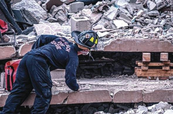 Un grupo de rescatistas halló el cuerpo de una niña de 7 años bajo los escombros.