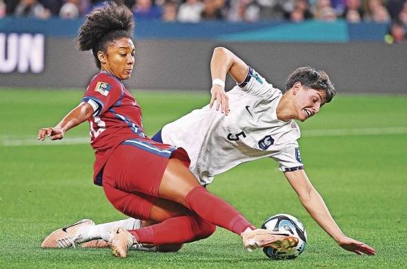 La panameña Marta Cox en acción durante el partido contra Francia.