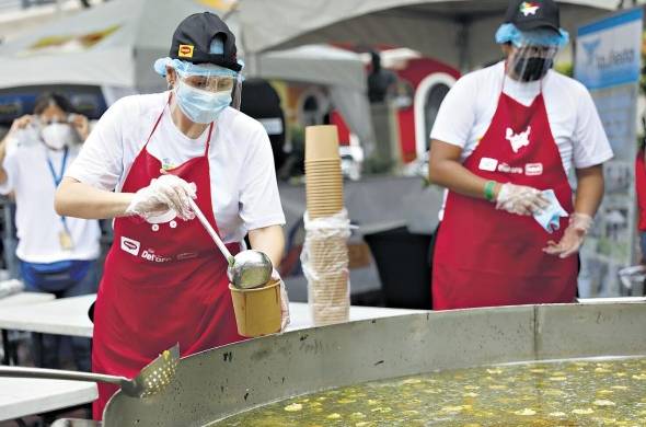 El sancocho fue servido y luego entregado en comunidades por voluntarios de diversas ong.