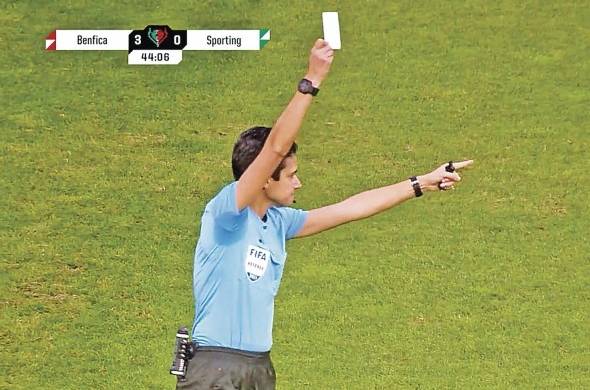 El árbitro del partido Luca Massimi muestra una tarjeta amarilla al Tolgay arslan de los udineses tras la falta en Mattia Zaccagni de Lazio, durante el partido de fútbol italiano serie A Udinas.