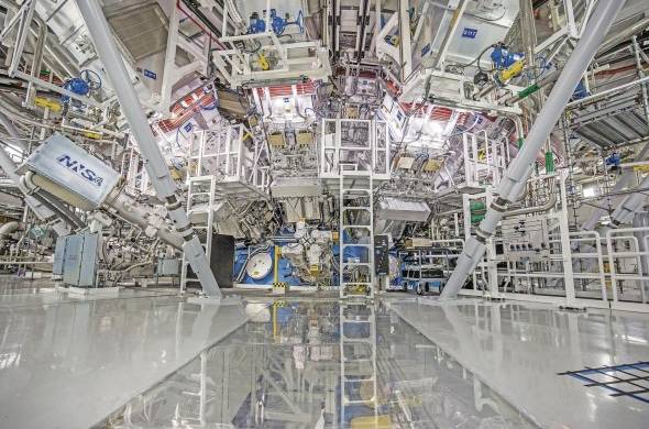 Interior de la Instalación Nacional de Ingnición (NIF), donde se realizan los experimentos de fusión nuclear, en Livermore, California (EE.UU).