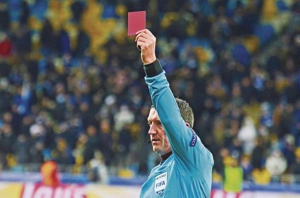 El árbitro muestra una tarjeta roja en un partido de la UEFA Champions League, entre el Dínamo de Kiev y el Besiktas, en 2016.