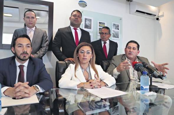 En la primera línea los abogados Juan Carlos Delgado, Linda Garrido, Irving Santos. En la parte de atrás, Gustavo Ruiz, Ramsés Álvarez, Oscar Chirú.