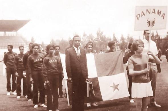 Martínez (Izq.) aparece al frente del equipo de atletismo panameño, que participó en el torneo de México en 1969. El grupo lo encabeza el delegado Samuel Mowatt.