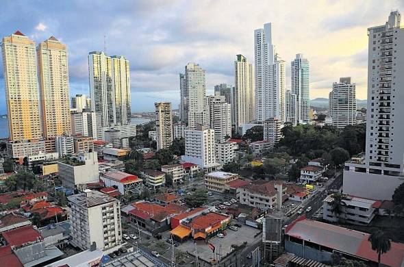 Una menor recaudación de ingresos y el aumento de los gastos es lo que contribuye al aumento de la deuda en los países. Vista panorámica de la ciudad de Panamá.