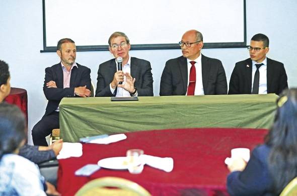 Gonzalo Vila, director para América Latina de Acfcs; Marcelo Deschamps, especialista en temas de 'fintech'; Rafael Robinson, de Bantex;Edson Pinto, investigador