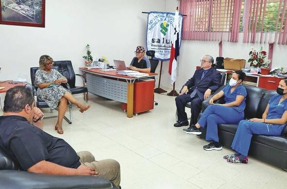 La viceministra de Salud Ivette Berríos, reunida con directivos del hospital.