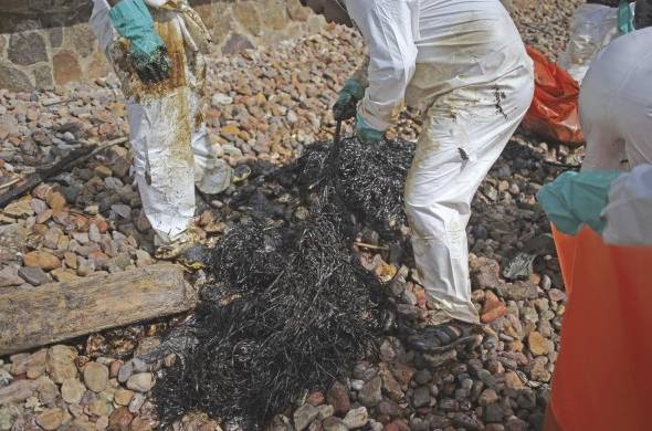 Un equipo de limpieza ha retirado material oleoso de la costa.