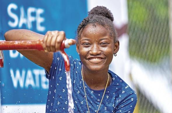 Una adolescente hace uso del suministro de agua potable que Unicef y sus socios brindan en la ERM de Lajas Blancas, Darién.