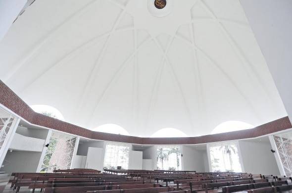 Interior de la cúpula del templo. Destaca la inscripción en madera