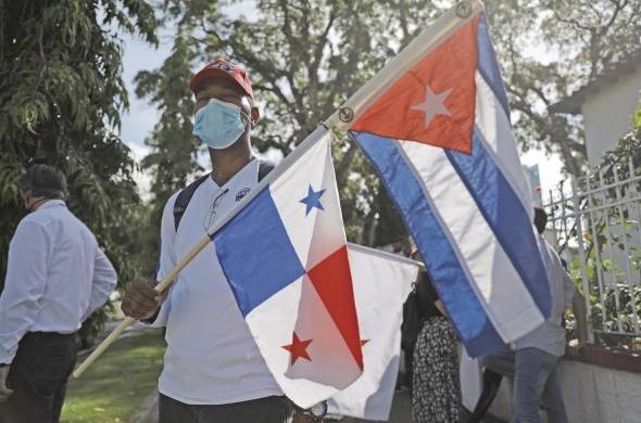 Manifestantes de grupos que respaldan la revolución cubana en la embajada de la isla caribeña en Panamá