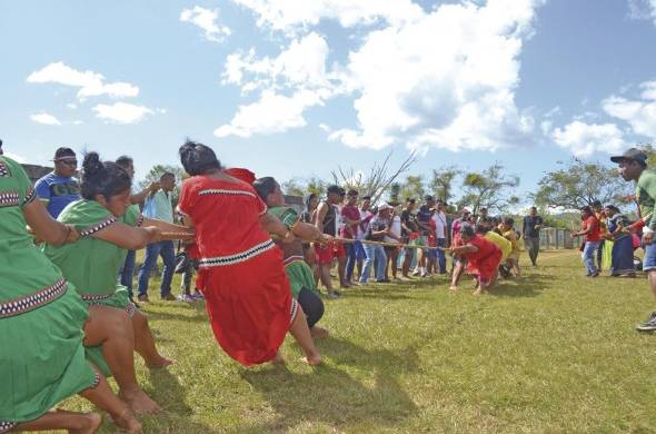 El juego de la soga es muy popular en los Juegos Indígenas Ancestrales, que permite mostrar la fortaleza de brazos y piernas de los participantes.