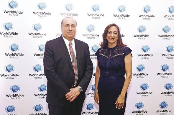 Zanoni Selig, chairman de WorldWide Group, y Betty de Cyjon, gerente general de WorldWide Medical