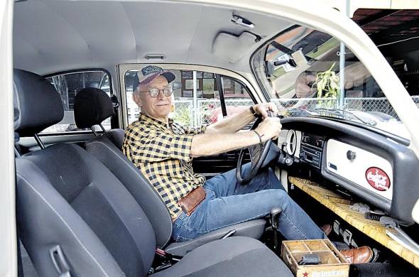 Benigno Piñas, propietario de un Volkswagen Sedán última edición, muestra su vehículo, el 28 de julio de 2023, en el estado de Puebla.