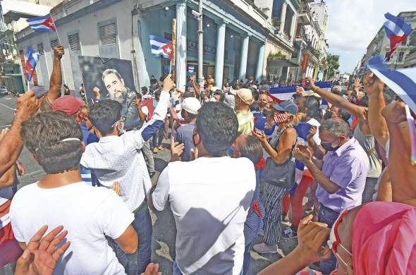 Un grupo de personas defienden la revolución comunista de Fidel Castro.