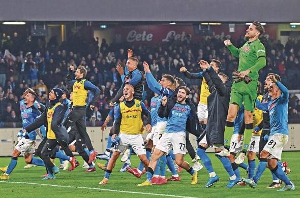 El equipo del Nápoli celebrando el triunfo ante la Juventus.