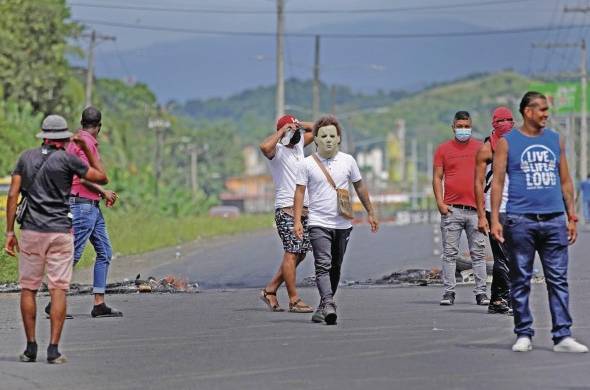 Imagen de archivo de manifestantes en una vía bloqueada en la provincia de Colón (Panamá).