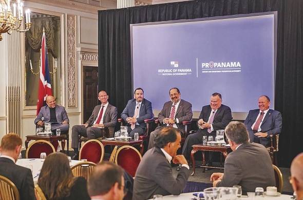 El gerente general del Banco Nacional de Panamá, Javier Carrizo Esquivel, durante su participación en el panel “Panamá como un centro de inversiones sostenibles”, en Londres.