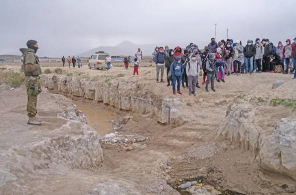 Un grupo de migrantes de nacionalidades chilena, boliviana y venezolana espera para cruzar de Bolivia a Chile, en una fotografía de archivo.