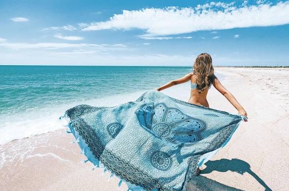 La pañoleta es ideal para cubrirse del sol o para colocarla sobre la arena del mar.