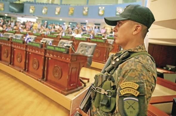 Militares en el recinto legislativo salvadoreño.