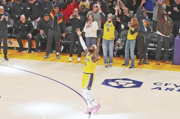 LeBron James durante la celebración al momento de romper el récord.