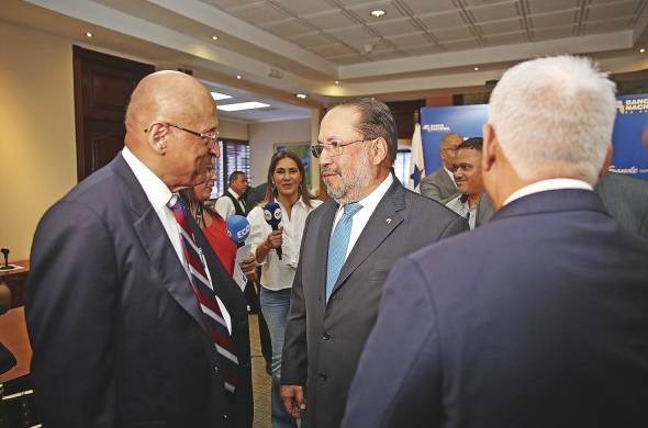 El ministro de Economía y Finanzas, Héctor Alexander, también estuvo en la conferencia de prensa donde se anunció la nueva capitalización.