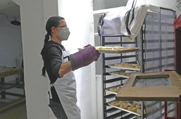 Fotografía de Archivo que muestra a Mafer Rodríguez, durante una clase de la elaboración de pan el 10 de abril de 2021 en Ciudad de México (México).