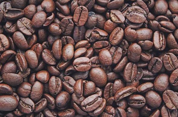 Los parámetros de evaluación incluyen aroma, sabor, acidez, cuerpo y balance del café.