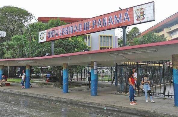 Entrada principal de la Universidad de Panamá, campus central.