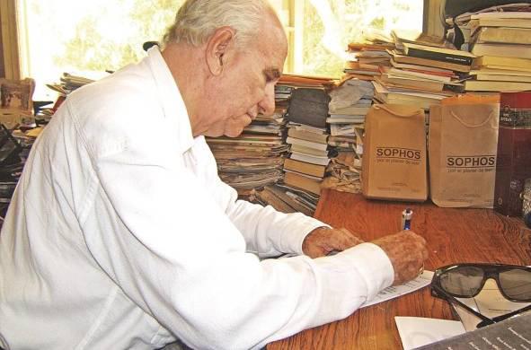 El poeta panameño, Álvaro Menéndez Franco en una de sus tantas facetas.
