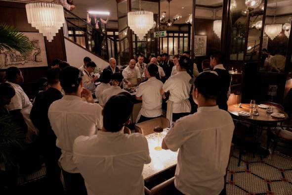 El equipo de cocina se reúne en el salón principal de Caleta para hacer las pruebas de la cena.