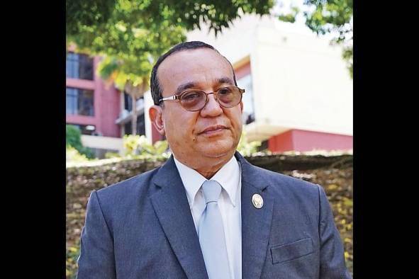 El rector de la Universidad de Panamá, Eduardo Flores.