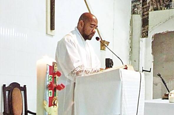 El sacerdote panameño Donaciano Alarcón, expulsado de El Salvador, durante la Semana Santa.