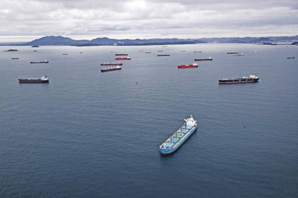 Imagen de archivo donde se muestran varias naves a la espera e transitar por el Canal de Panamá.