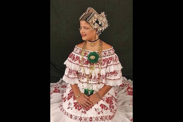 La misma pollera de Sonia, remozada muchos años después, adorna a nuestra hermosa sobrina Isabel Victoria Sadowski Sedda. Foto tomada a una temprana edad durante las tradicionales fiestas carnavalescas. Isabel Victoria es ahora una joven de 24 años, licenciada en el campo de las comunicaciones sociales