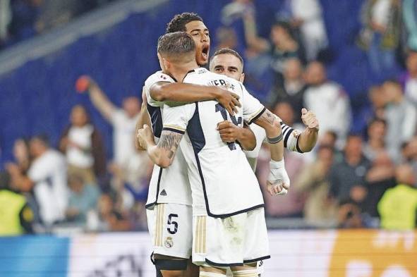 El centrocampista uruguayo del Real Madrid Federico Valverde (d.) junto a Jude Bellingham (i.).